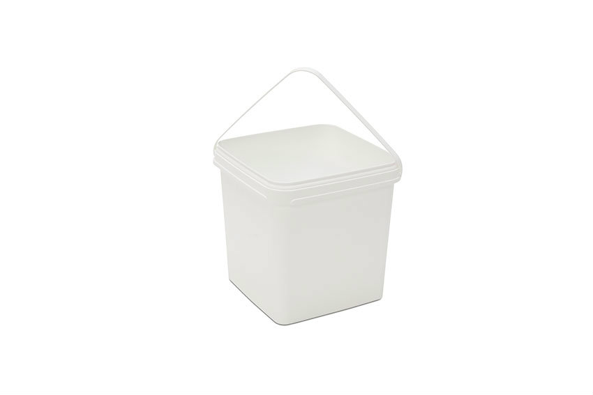 Square bucket - 5,5l - with plastic bracket - without lid 